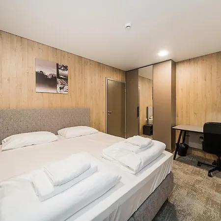 Ξενοδοχείο με διαμερίσματα Zaliakalnio Terasos Apartamentai 2 *