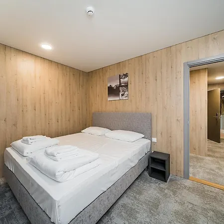 Ξενοδοχείο με διαμερίσματα Zaliakalnio Terasos Apartamentai 2 *